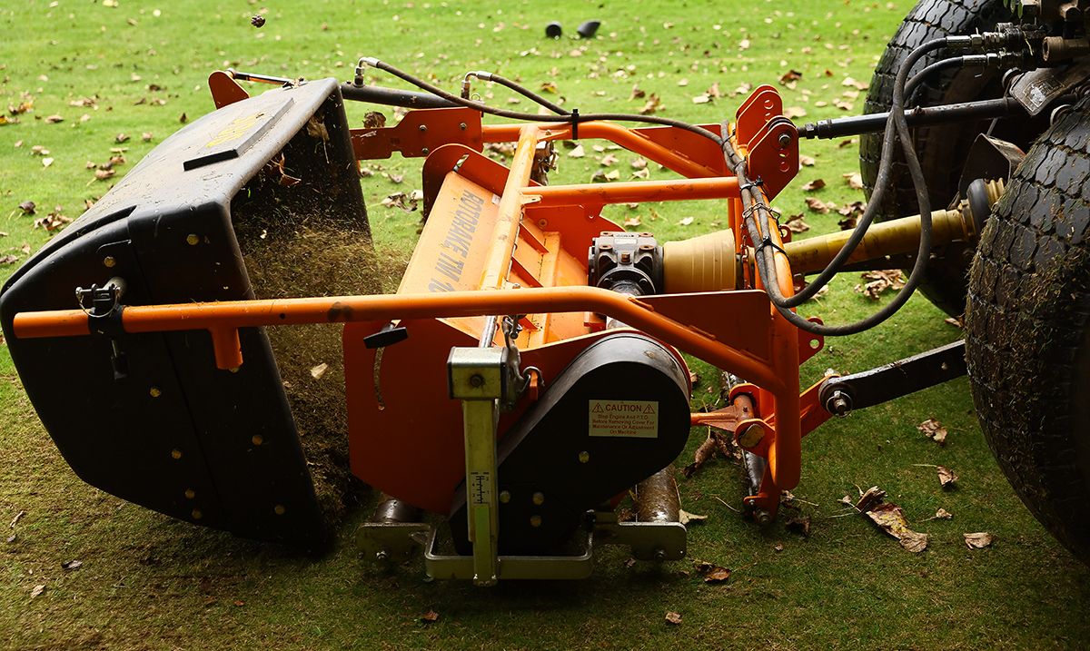 SISIS Rotorake TM1000 pri práci na golfovom ihrisku Henllys Golf Club